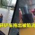 郑州暴雨道路塌陷消防车被困 路过铲车司机紧急救援