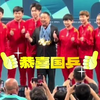 巴黎奥运会乒乓球项目全部完赛，赛后合影环节，国乒队员给刘国梁戴上五枚金牌，马龙却把金牌收起来了