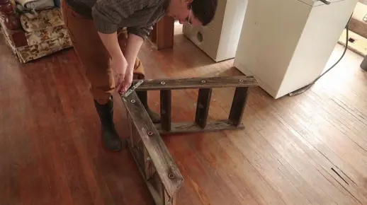 1959年阁楼梯子上的DIY木制踏脚凳DIY Wooden Step Stool from 1959 Attic-Loft Ladder