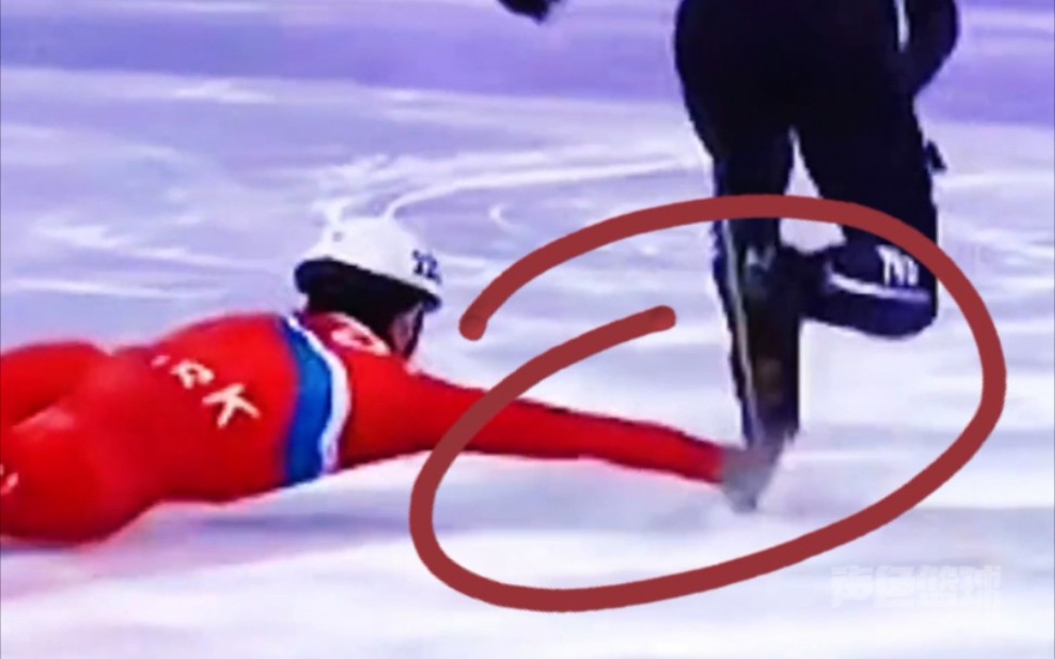 是个狠人！冬奥会短道速滑朝鲜运动员摔倒后伸手抓日本选手冰刀！