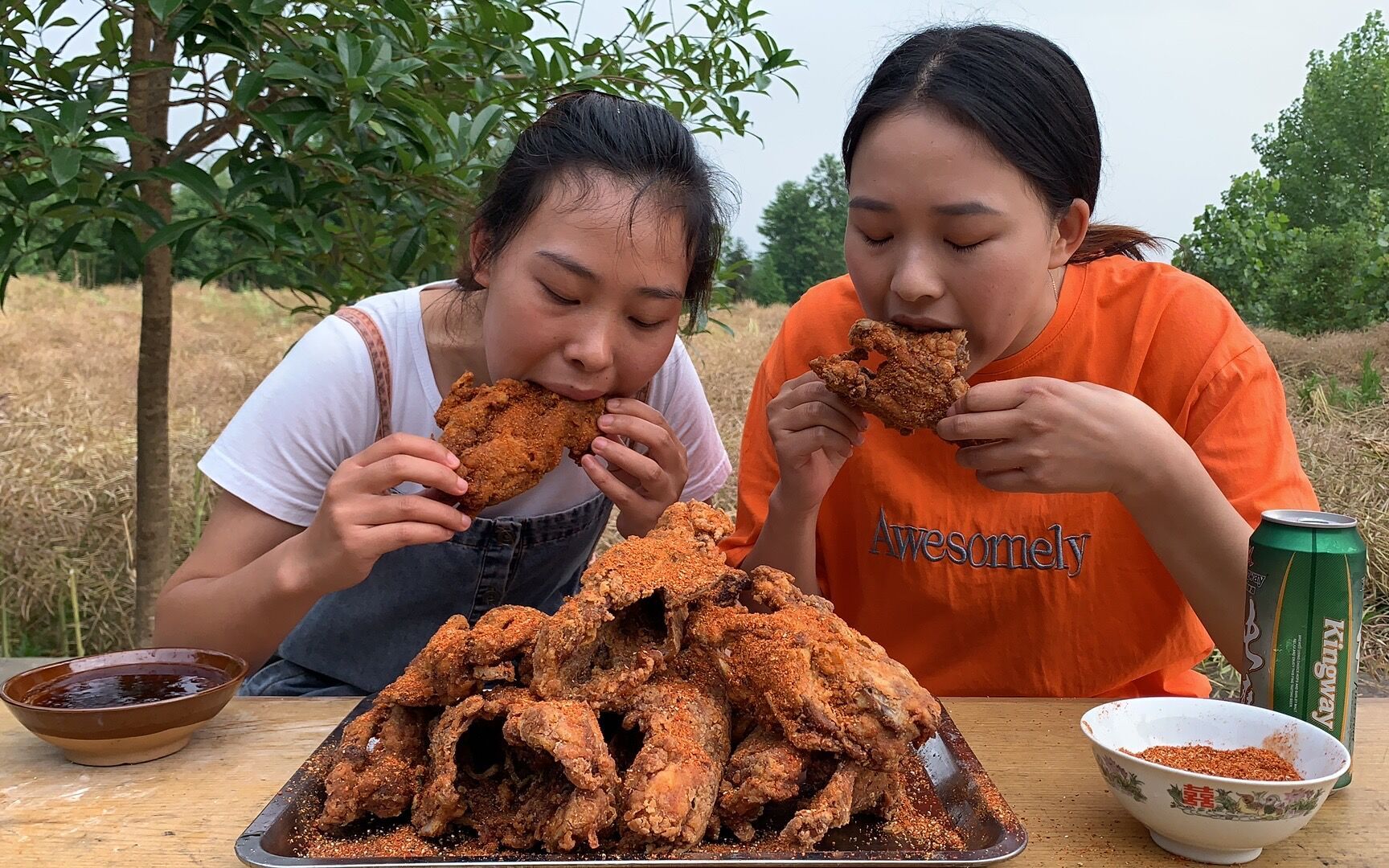 秋妹35元买一盆鸡骨架，整个炸至金黄，撒上辣椒面那一刻，看饿了