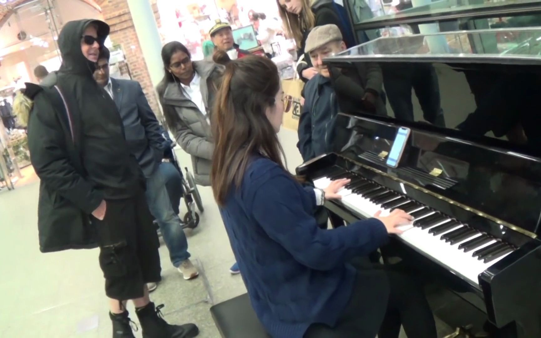中国小姐姐在伦敦地铁站弹钢琴偶遇国外大神，外国人评价中国人都是伟大的音乐家！