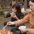 秋妹和姐姐想吃火锅，130块钱弄了一大锅，一次全吃光好过瘾