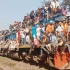 节车厢坐500人！实拍印度人怎么坐火车？印度人太疯狂，不要命