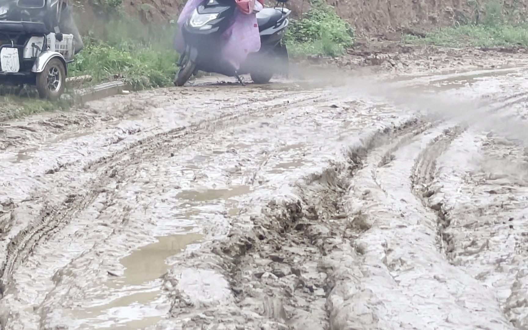 记者采访中亲历山洪来袭积水飞速上涨，巩义受灾严重生活物资紧缺