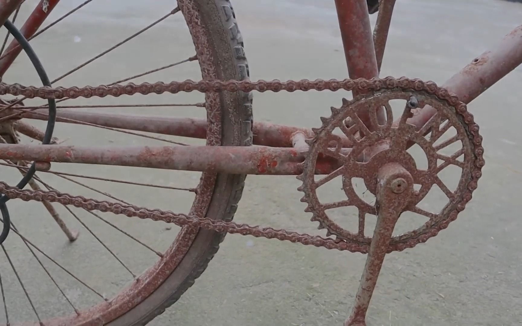修复生锈的老式自行车