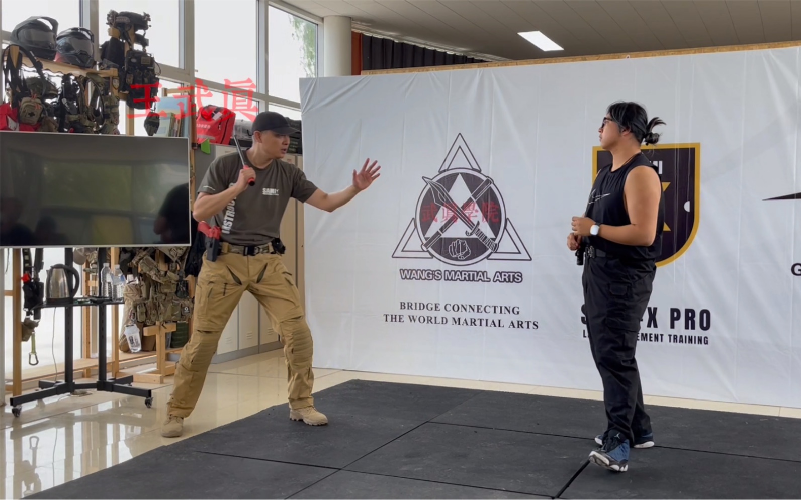 SAMI-X PRO（KAPAP）课程，包含徒手防御、解脱、控制、团队合作、枪械近距离格斗与保护。下周开一期新课程，训练警务实际应用。