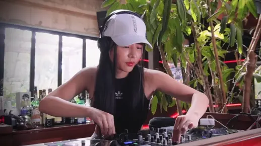 YOUNA - Melodic Techno & Progressive House DJ Mix