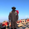 小伙在泰山拍摄，背包里的五星红旗意外飘出。这一瞬间成就无法复刻的经典