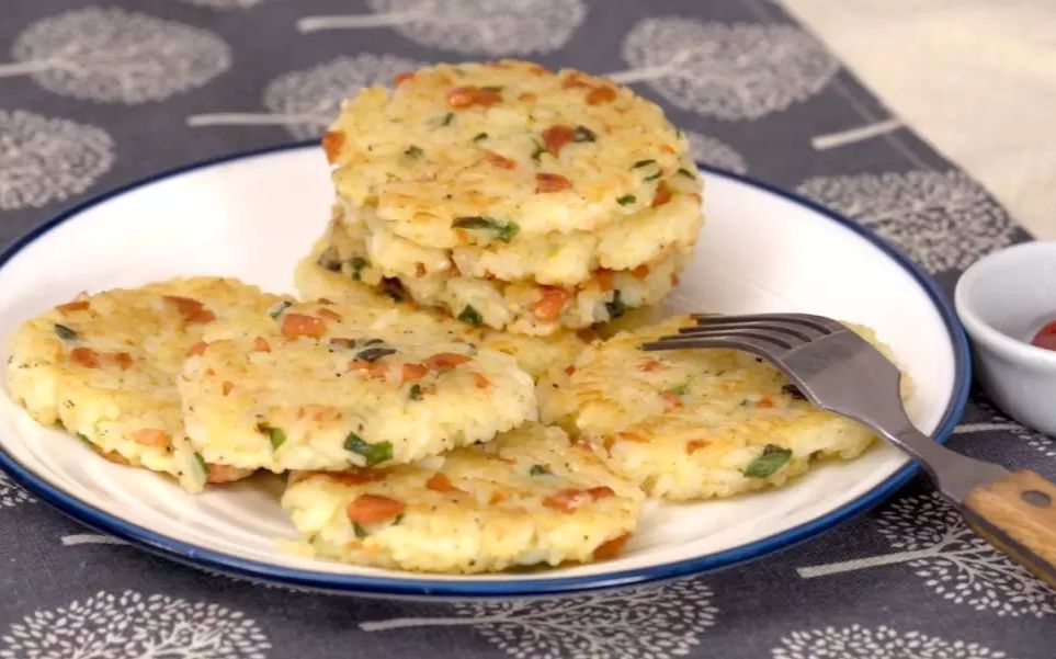 【香煎米饼】谁还用剩米饭做蛋炒饭啊，现在流行这么吃！