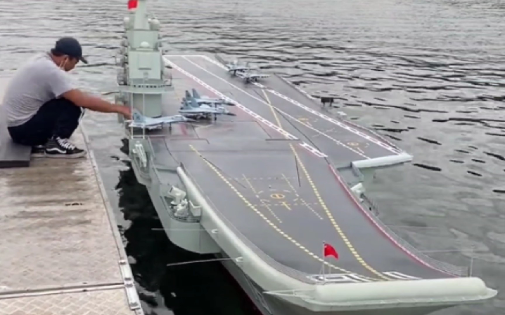 大型辽宁舰航母模型和大型075两栖攻击舰模型，可以起降！