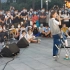 广州街头艺人抖音网红小阿七户外路演给现场观众发糖