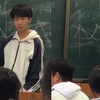学霸上台讲数学题 眼神傲娇动作超酷 不料台下同学们一脸茫然