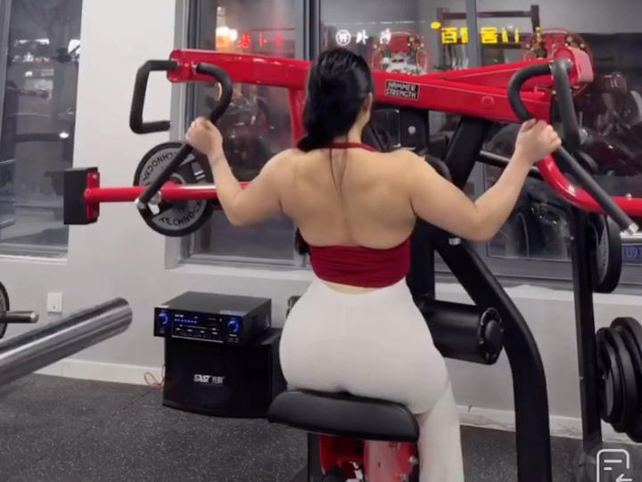 Gym back training (a clip tone for such a fierce body?) -