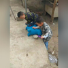 小男孩模仿大人杀猪，不仅模仿动作还模仿叫声，网友：这两个小孩是见过大场面的