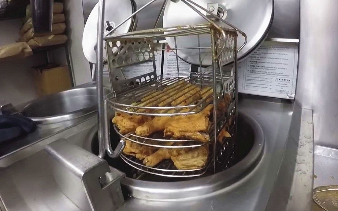 KFC员工私拍的后厨工作视频，看看炸鸡腿是怎么制作的吧！@不霸蛮咯