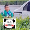 花10块钱买的手铐被说是假的，俩男孩不信 找警察叔叔问问，叔叔转手拿了副真的给他们看