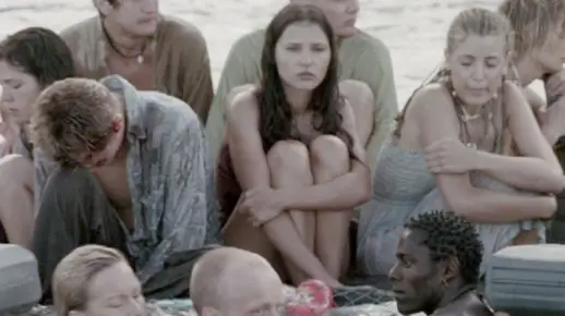 一群男女在荒岛生活了好几月，以为那是天堂，最后发现是地狱(海滩下)