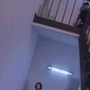 这姿势绝了，女大学生在学校楼梯间打扑克