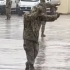 在雨中跳舞的士兵