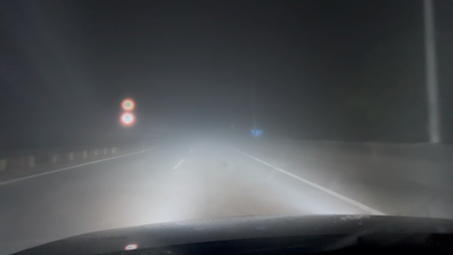 注意看：极端天气夜间大雾天，汽车氙气灯4300k和LED6000K，夜间有/无路灯效果对比，这类视频比较少。