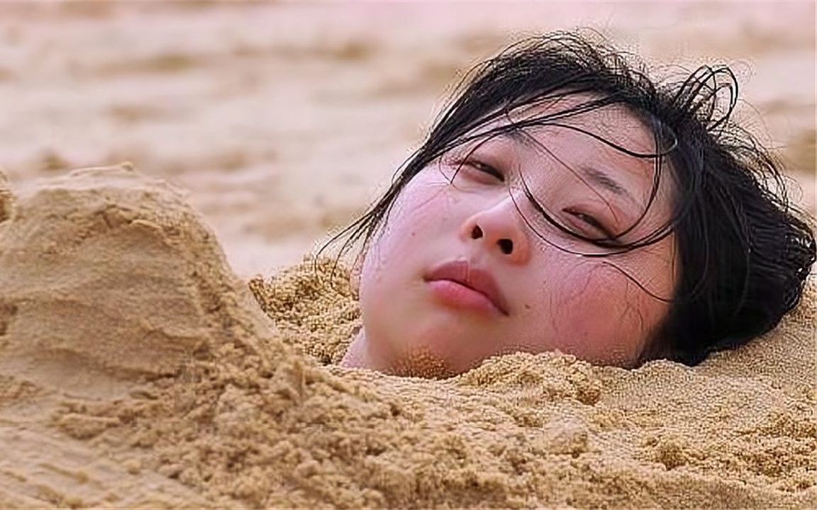 海边游玩请注意，千万不要将身体埋进沙子中，原因太可怕了