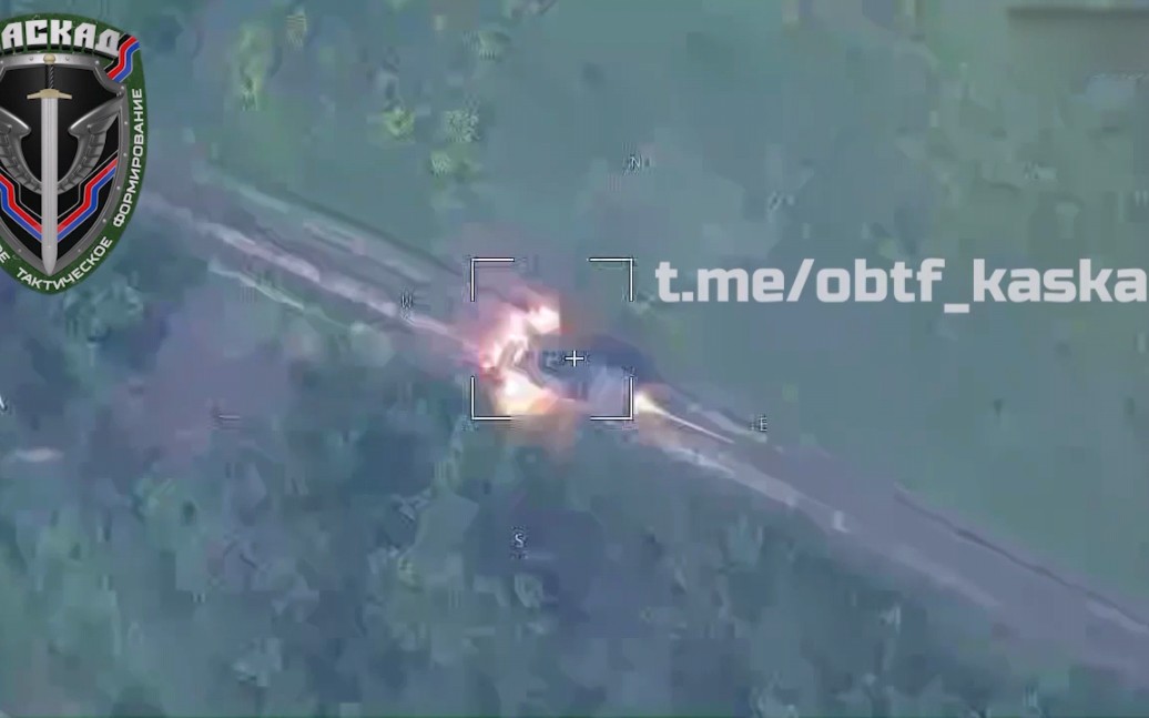 乌军MATV装甲车发现并成功拦截一枚俄军柳叶刀巡飞弹，使其化为乌有，仅有金属射流逃离！