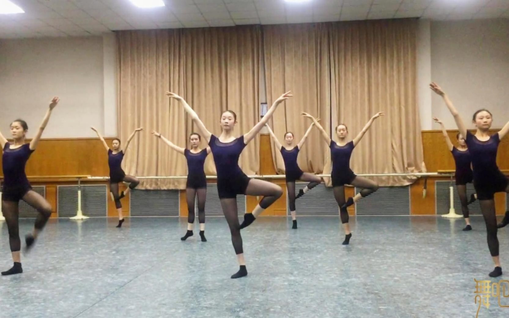 张艺凡芭蕾舞训练，举手提足优雅如仙女，这身材不跳舞就可惜了！