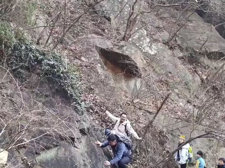 恐怖！野外爬山从石头上掉下去了