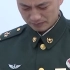 陆军第80集团军某部战士李鑫，戴着满身军功章，含泪在母亲墓前敬礼。编辑：叶和平 来源: 央视军事