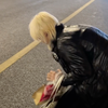 扶 老 奶 奶 过 马 路