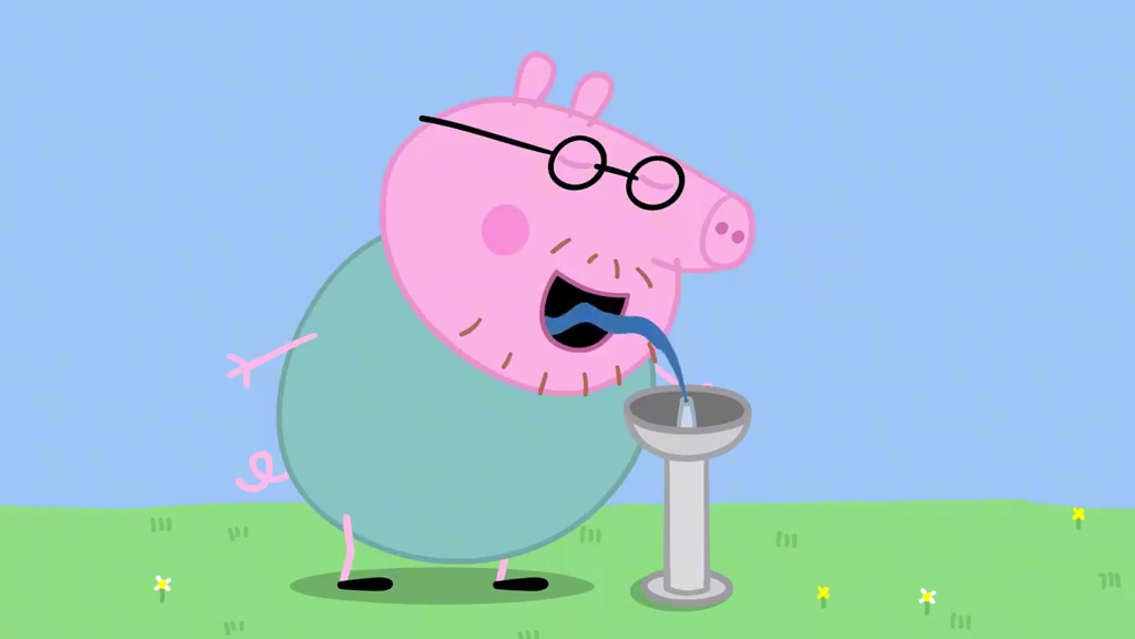 小猪佩奇：猪爸爸正在喝饮水器里喷出的水！猪爸爸说：嗯！这饮水器里喷出的水实在是太好喝了！！