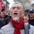 台湾70岁老人街头唱《我和我的祖国》，满头白发太让人感动！