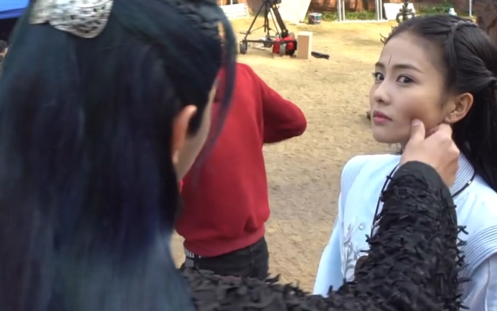 老想对白鹿动手动脚,说你们不是小两口恐怕都没人信,麻烦你俩原地结婚