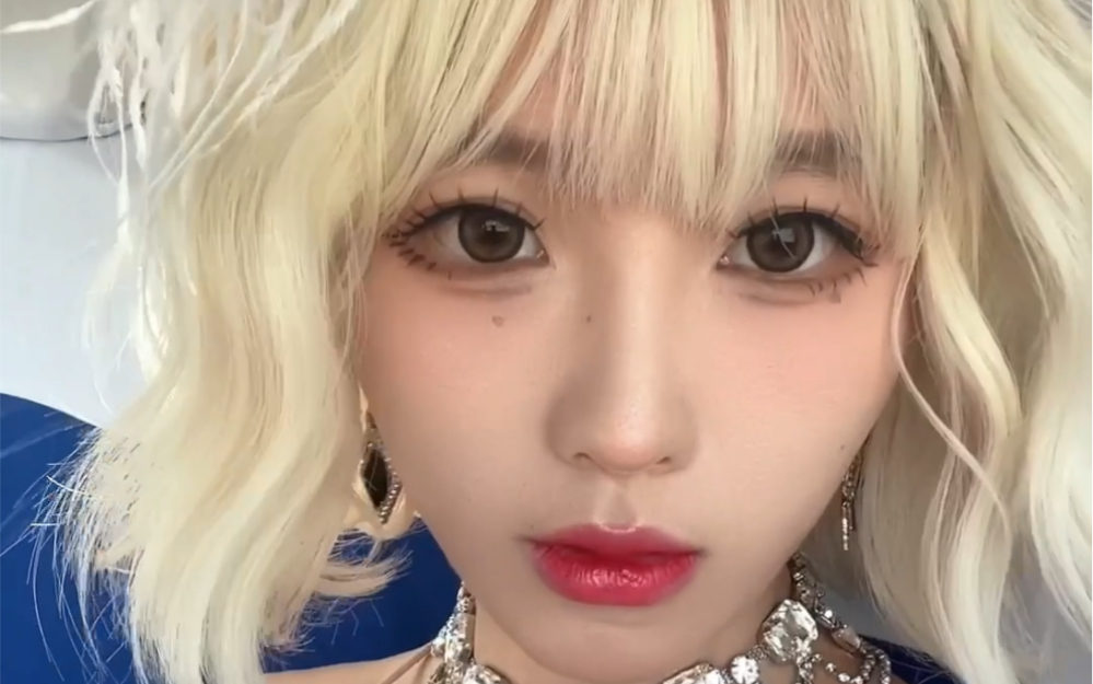 And she knows she's beautiful.