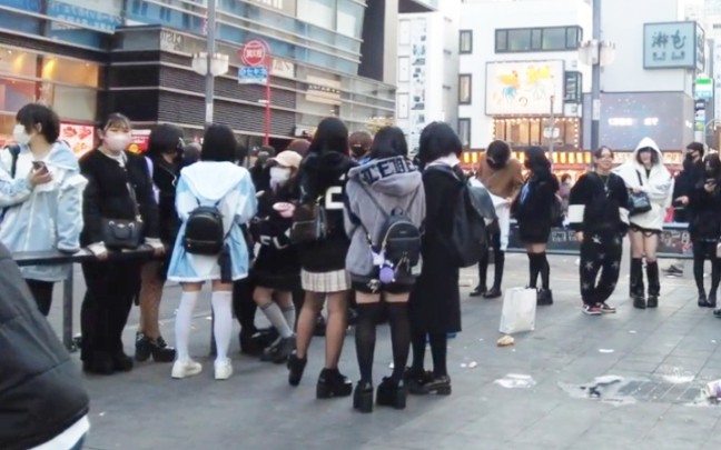 日本女生过了二十岁都穿搭得比较成熟 !  白天在东京新宿游街。