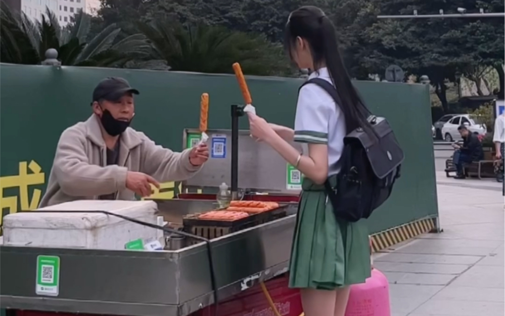 Suzume likes starchy sausages too.