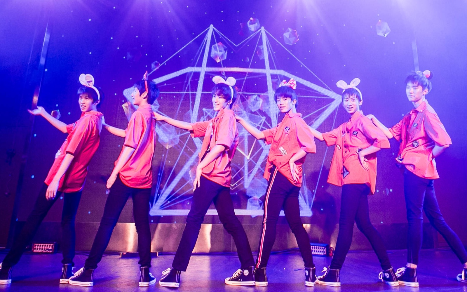 00后男团竟然跳可爱女团舞twiceonemoretime
