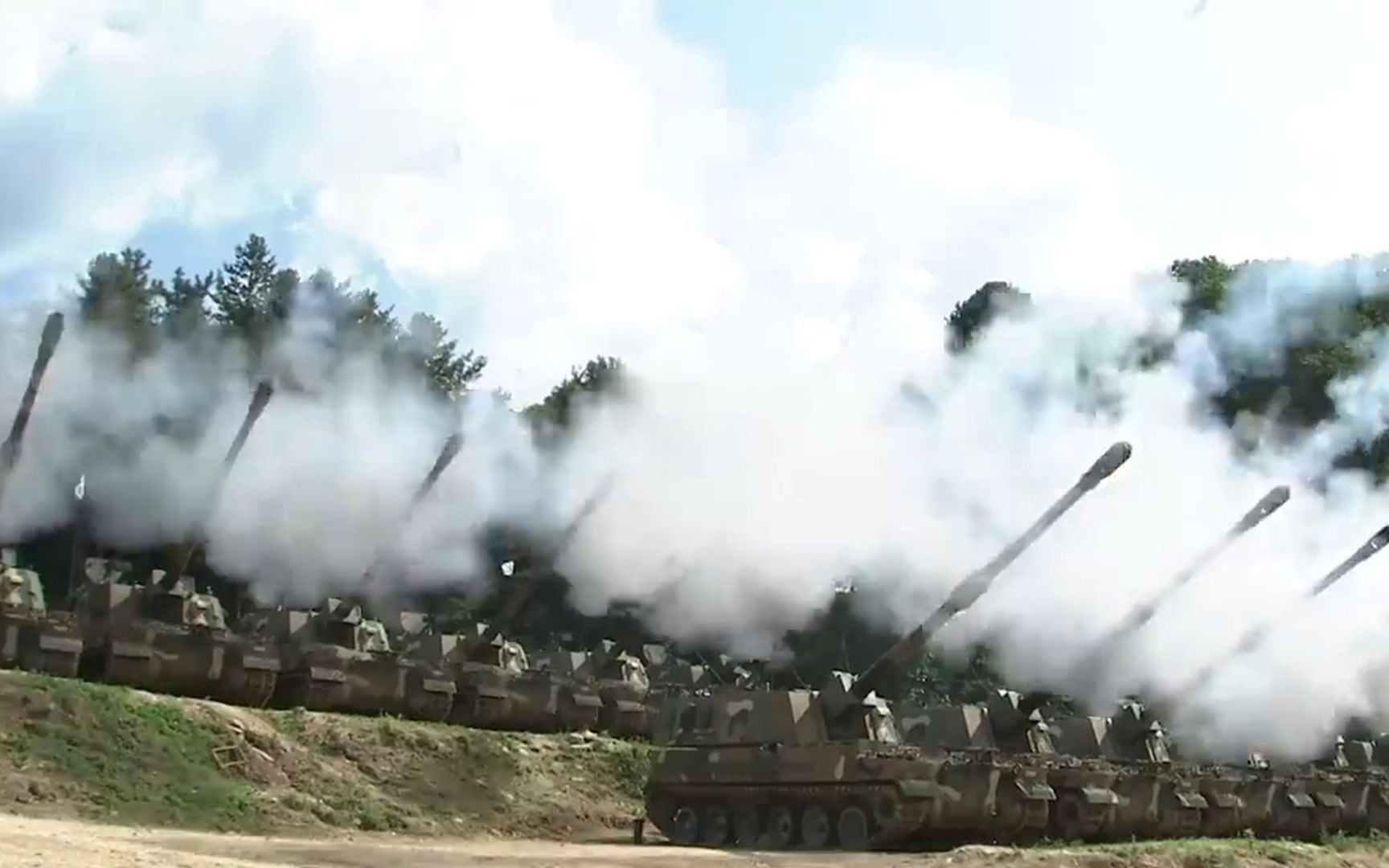 韩军18门K9榴弹炮齐射 一座山头都被炸平