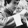 李小龙 (Bruce Lee)身份：截拳道创始人、武术家、功夫影星。生平：1940年生于美国旧金山，祖籍中国广东顺德均安镇，1973年逝世