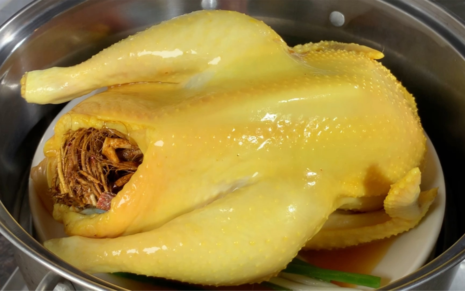 广东“隔水蒸鸡”的正确做法，皮脆肉嫩，鲜香入味，比白切鸡还好吃
