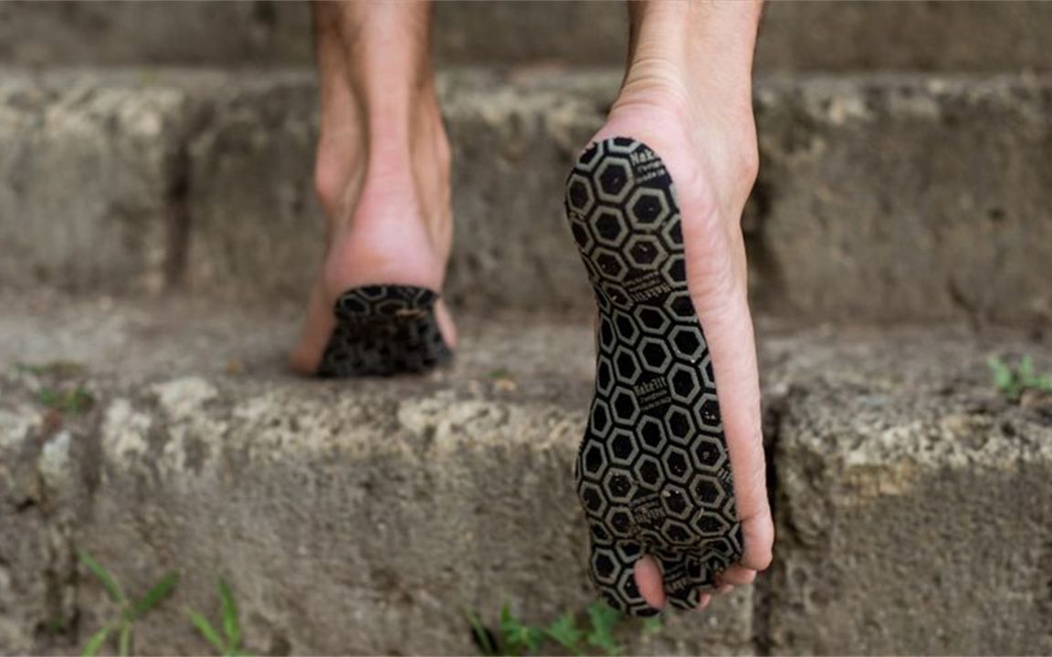 神奇的隐形鞋，看起来像光着脚，却不怕被划伤