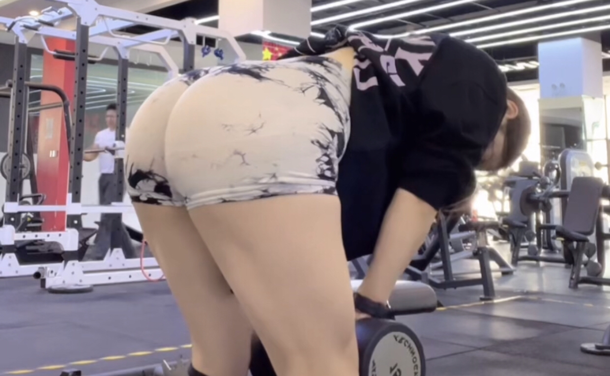 Gym hard pulling huck hip and leg workout.