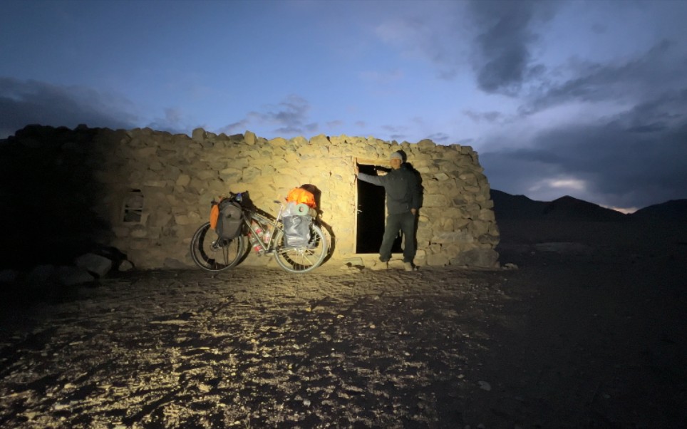 骑行流浪西藏半年，今天出发前往新疆，夜晚在荒野中的废弃羊圈里扎营