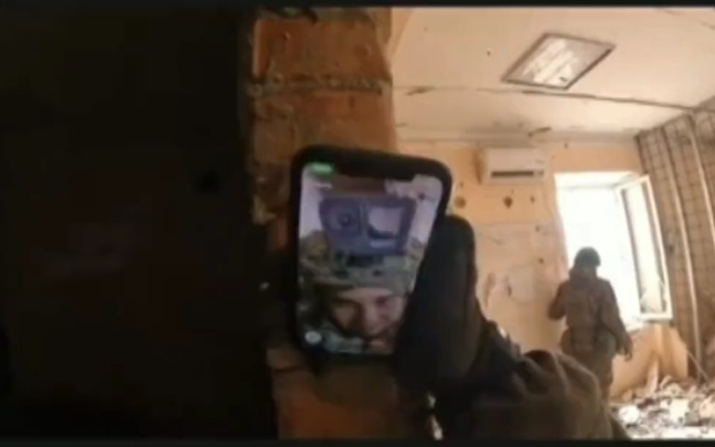 一名乌军在前线接女朋友的电话