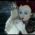 《爱丽丝梦游仙境2:镜中奇遇记》白皇后道歉，红白和好。（红皇后：全世界没有人爱我。白皇后：我爱你啊，姐姐。红皇后：不，你