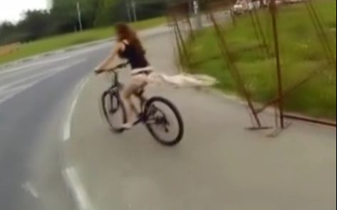 女生穿裙子骑车,然后裙子被风刮跑._搞笑_生活