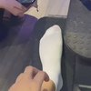 白袜体育生在运动房脱鞋，被妈妈看到