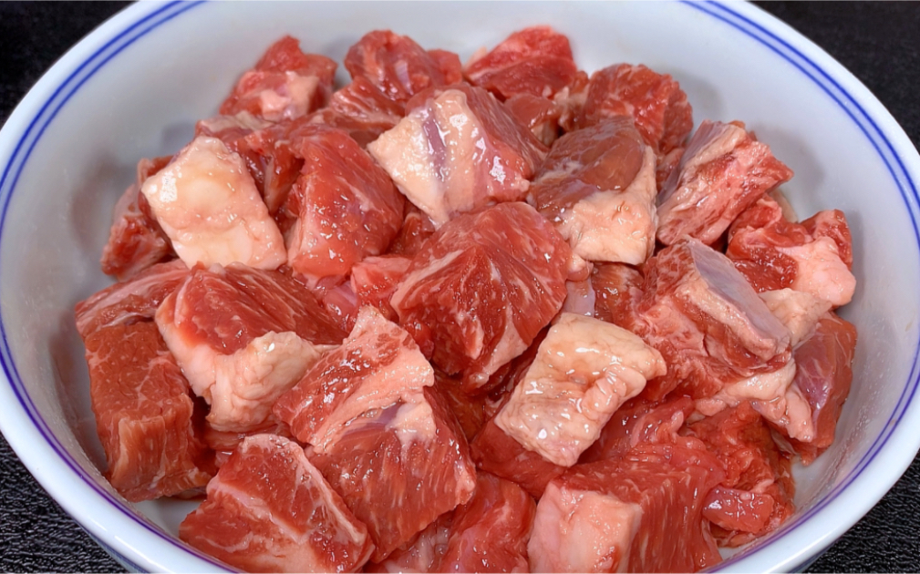 炖牛肉，切记不要直接下锅炖，大厨教你一招，牛肉软烂入味，真香