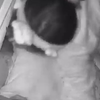 妈妈半夜给儿子盖被子，没忍住亲了两口，儿子反手摸了摸妈妈的脸
